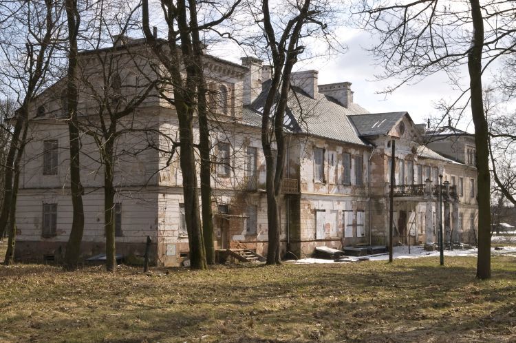 A pałac w Mordach nadal popada w ruinę... Fot. Janusz Mazurek