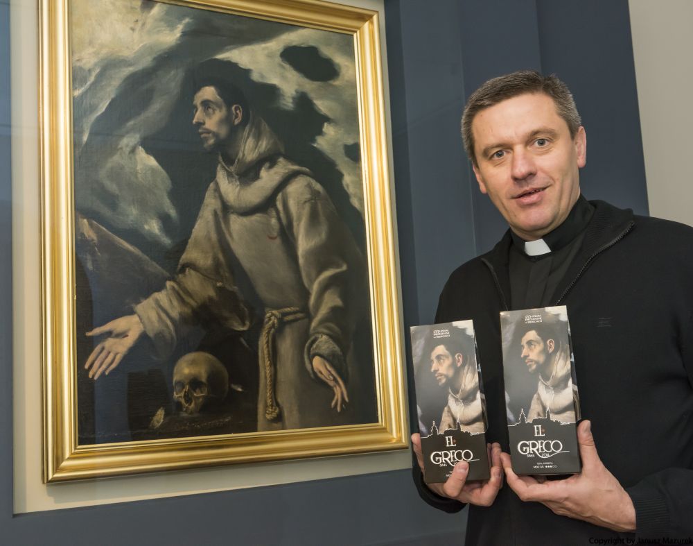 Ks. Robert Mirończuk, dyrektor Muzeum Diecezjalnego prezentuje kawę El Greco. (fot. J. Mazurek)
