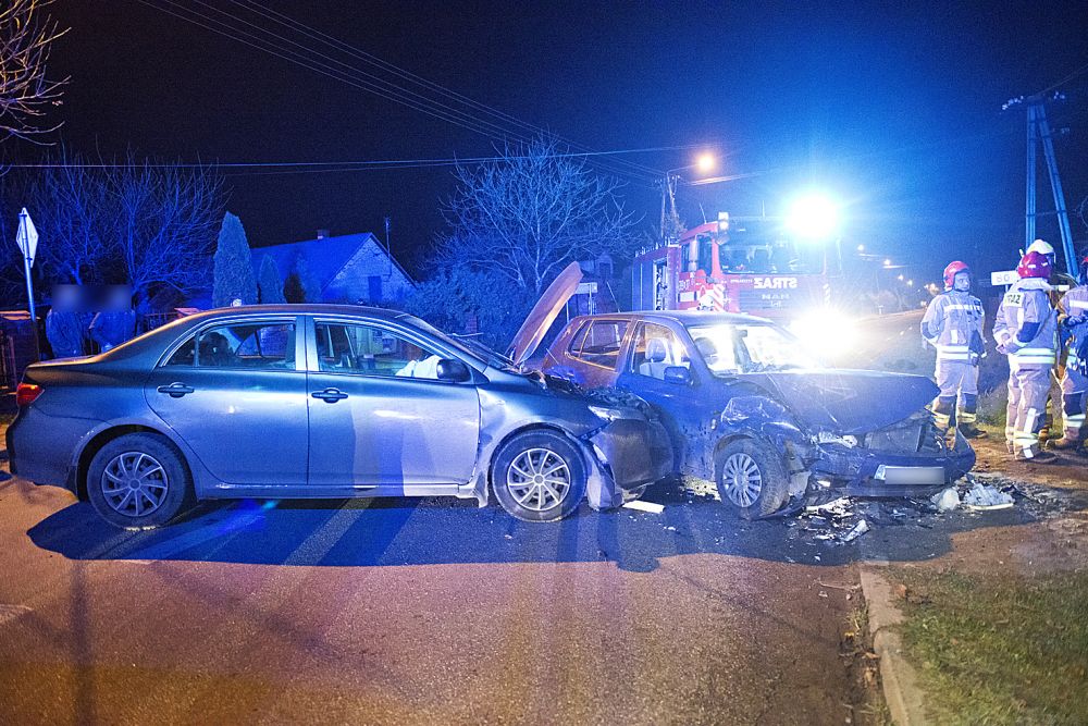 Do tego wypadku doszło 25 listopada w Wodyniach. 36-letni kierowca toyoty corolli
zignorował znak STOP na skrzyżowaniu i zderzył się z vw passatem kierowanym przez 53-letniego
mężczyznę. Kierowcę i 18-letniego pasażera passata przewieziono do szpitala.
