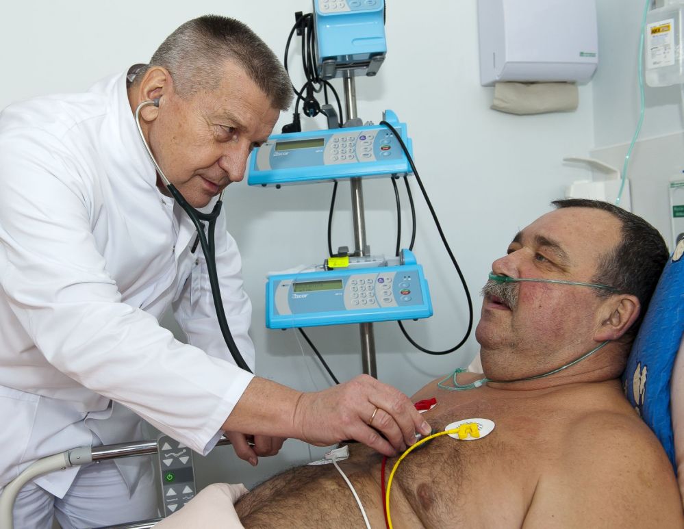 Doktor Piotr Kołodziej bada pacjenta Oddziału Kardiologicznego Szpitala Miejskiego w Siedlcach. (fot. J. Mazurek)