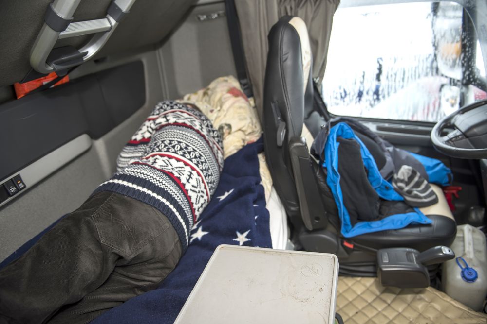 Miejsce do spania w kabinie ciężarówek, zdaniem sądu, nie zabezpiecza możliwości regeneracji sił kierowców. Fot. Janusz Mazurek