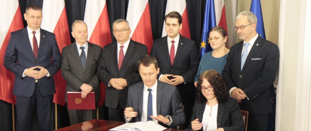 Podpisanie umowy fot. www.gov.pl