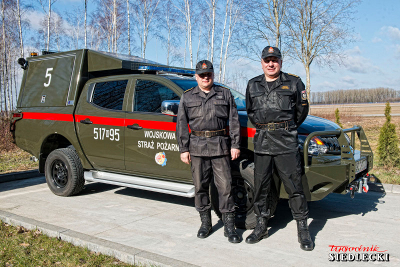 lekki samochód ratowniczo – gaśniczych Mitsubishi L200 dla jednostki w Mińsku Maz. , Dariusz Peciak, Tomasz Dąbrowski - fot. Aga Król