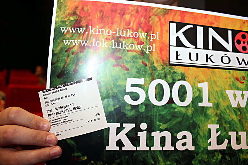 Nagroda dla 5001 widza, który w lutym odwiedził łukowskie kino. Fot. Arch. ŁOK
