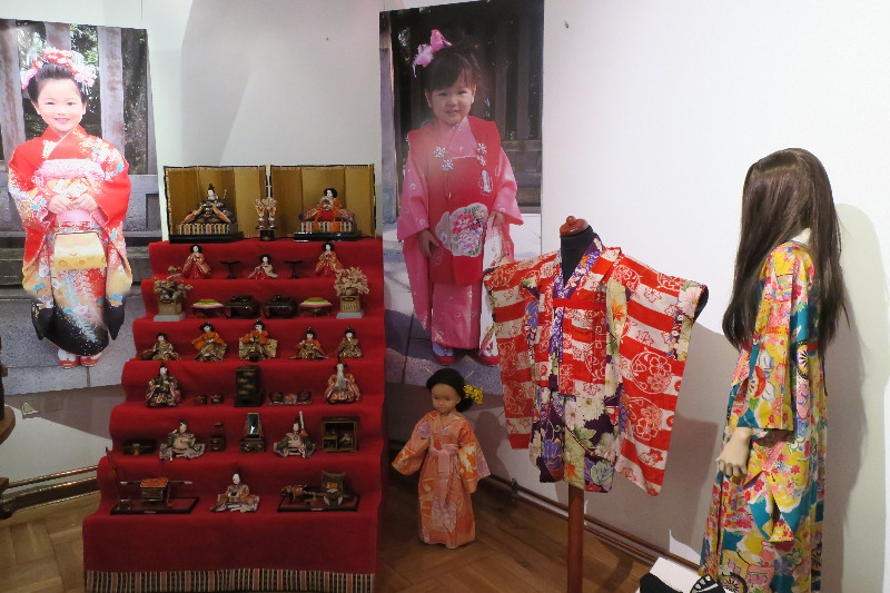 fOłtarzyk ustawiany 3 marca na Święto Lalek (Hinamatsuri) będące świętem dziewczynek, Japonia, ze zbiorów Muzeum Archeologii i Etnografii w Łodzi