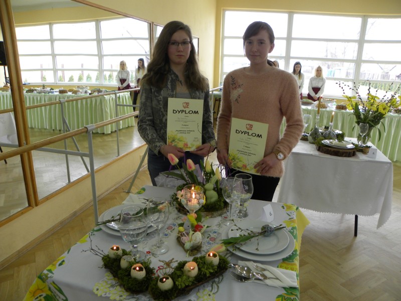Zwyciężczynie konkursy Olga Szumińska i Emilia Matusik przy udekorowanym przez siebie stole wielkanocnym.  fot. sej