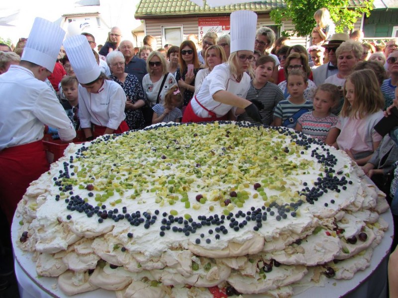 W zeszłym roku pracownicy hotelu „Sulbin” przygotowali największy tort bezowy, który ważył 231 kg! (fot. KW)