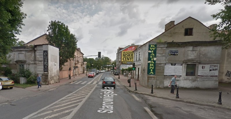 180 tys. złotych pozyskano na remont zabytkowych budynków, stanowiących pozostałości po historycznej bramie miejskiej w Siedlcach fot. Google Street View
