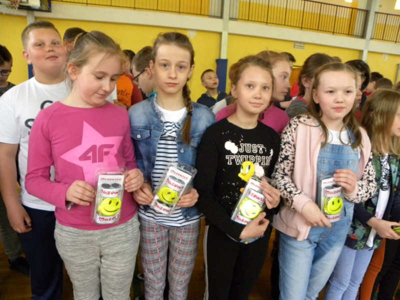 Uczniowie Szkoły Podstwawowej w Miedznie otrzymali zestaw odblasków.  fot. sej