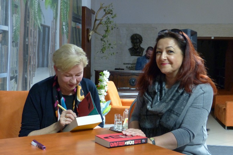 Krystyna Kofta po spotkaniu podpisywał swoje książki, fot. Ana