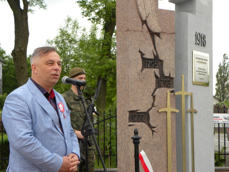 Przemawia Wojciech Górecki, jeden z inicjatorów budowy Pomnika Niepodległości.  fot. sej