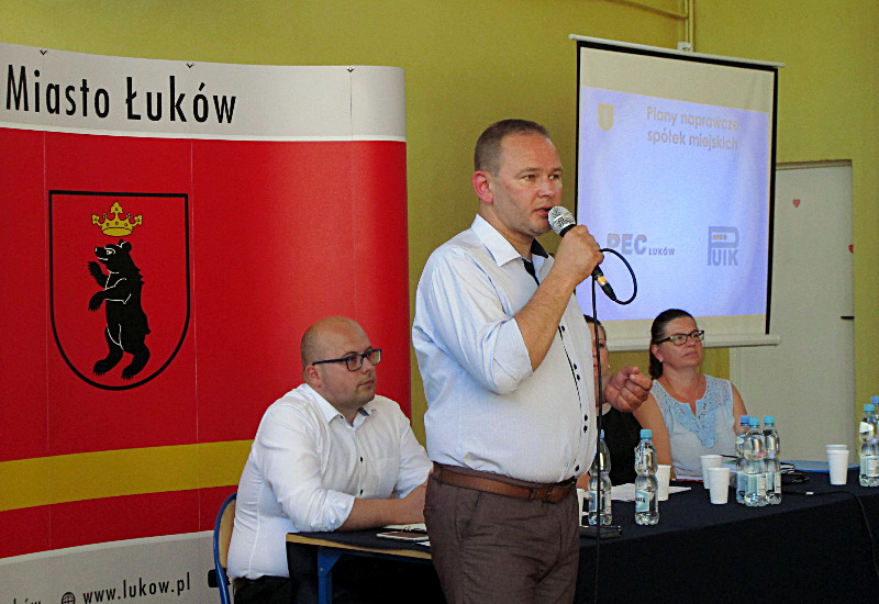 Piotr Płudowski, burmistrz Łukowa, chętnie o sprawach miasta rozmawia z łukowianami oko w oko. Fot. PGL