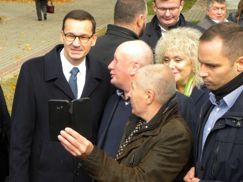 Premier Mateusz Morawiecki podczas krotkiwego spotkania z mieszkańcami Wierzbna.  fot. sej