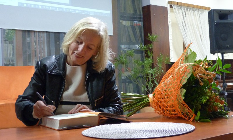Anna Lisiecka podpisuje książkę, fot. Ana