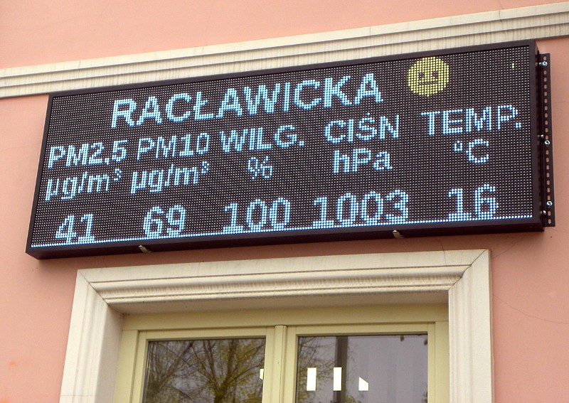 Ledowy ekran zamontowany na fasadzie Urzędu Miejskiego w Węgrowie fot. sej