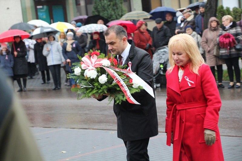 Burmistrz Paweł Marchela i zastępca burmistrza Halina Ulińska składają kwiaty pod pomnikiem.  fot. arch.UM Węgrów