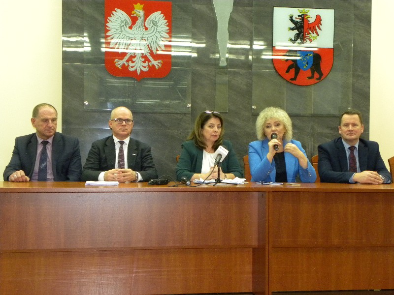 Zarząd powiatu węgrowskiego z senator Marią Koc.   fot. sej  