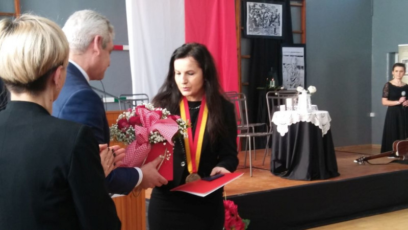 Beata Kozaczyńska odbiera medal 