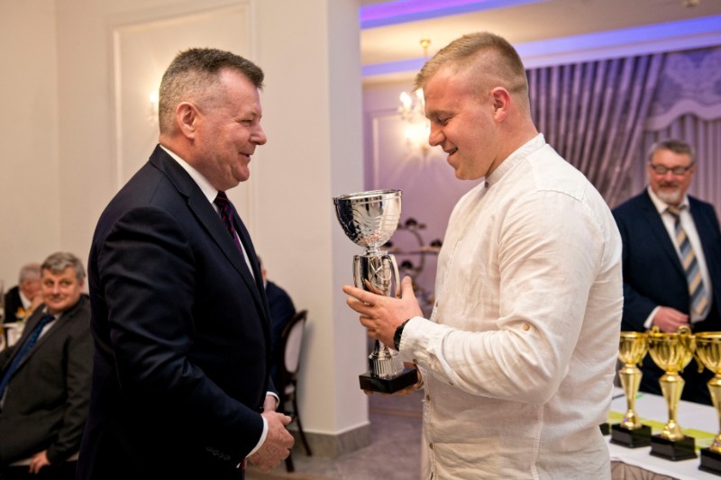 Rugbysta Przemysław Rajewski odbiera trofeum dla najlepszego sportowca 2018 roku (fot. Aga Król)