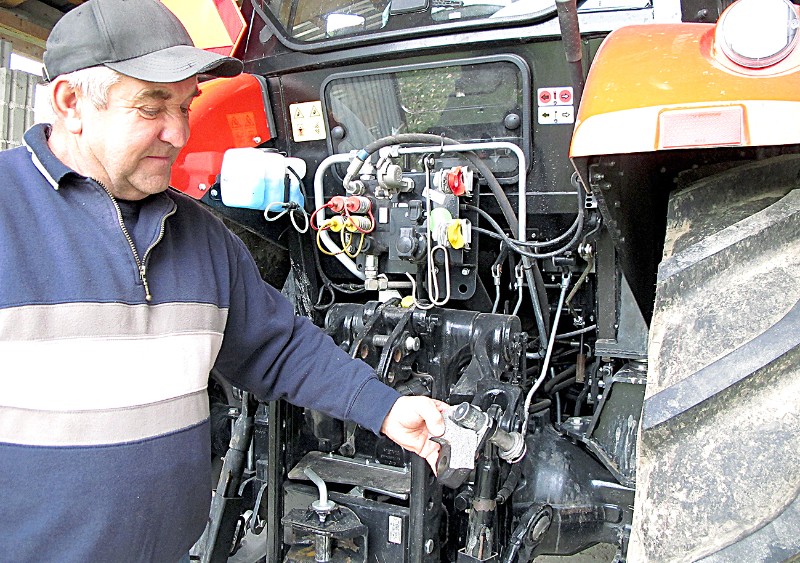 Andrzej Warpas z Siedlisk pokazuje oderwany kawałek metalowego odlewu. Awaria na dobre unieruchomiła nowy traktor. (fot. PGL)