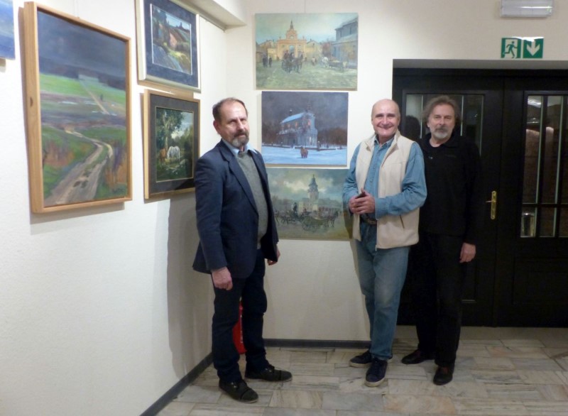 Od lewej: Marek Hołda z zachwyconym jego malarstwem mieszkańcem Siedlec oraz komisarzem wystawy Antonim Wróblewskim, fot. Ana, 