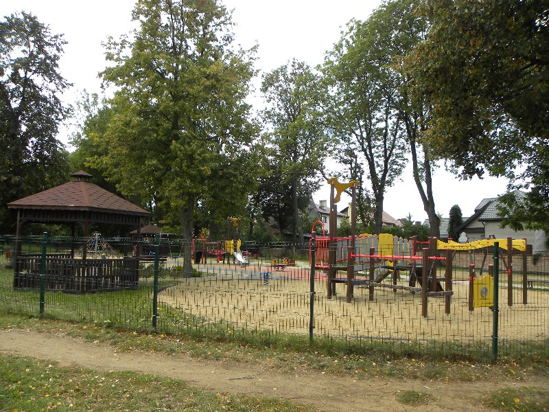 Plac zabaw w Parku Armii Krajowej w Wegrowie.  fot. sej
