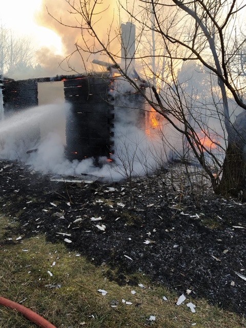 Pożar pustostanu w Osęczyźnie (fot. OSP Dobre)