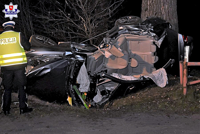 Całkowicie zmasakrowana karoseria auta, które rozbiło się dziś w nocy w Nowym Świecie. Fot. KPP w Łukowie