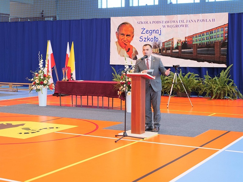 Burmistrz Paweł Marchela na zakończeniu roku szkolnego w SP nr 2.  fot. arch. UM w Węgrowie