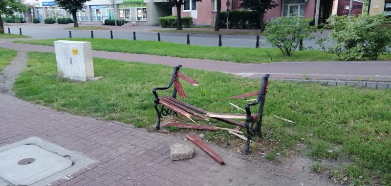Zniszczona ławka