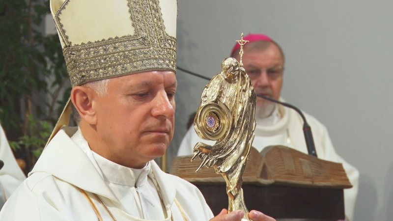 Abp. Mieczysław Mokrzycki z relikwiami św. Jana Pawła II.  fot. Wiesław Gromek