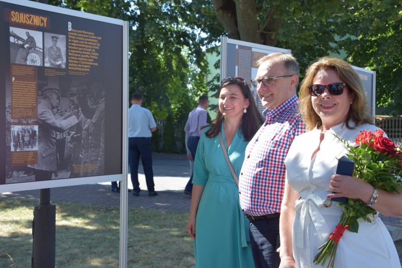 Od lewej: Zofia Paczóska, Leszek Redosz i Ewa Besztak.  fot. arch. Starostwa w Węgrowie.