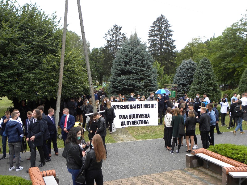 Uczniowie ZSP w Łochowie zgromadzili się przed budynkiem szkoły.  fot. sej