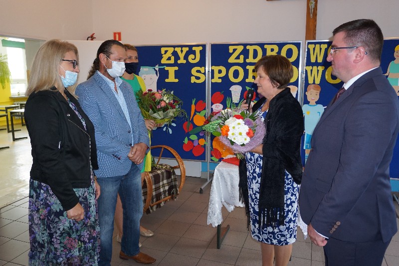 Dyrektor Teresa Strupiechowska i wójt Emil Wąsowski (z prawej) dziękują za pomoc i finansowe wsparcie przedstawicielom Rady Rodziców.  fot. sej 