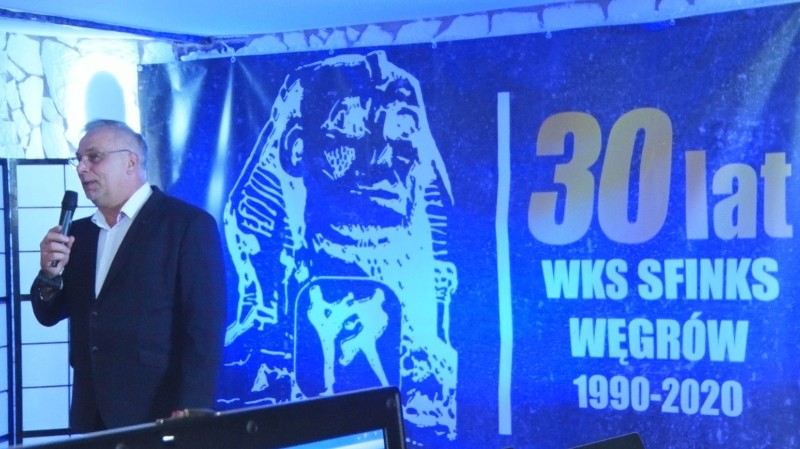Prezes Wojciech Górecki przemawia podczas jubileuszu klubu.  fot. Wiesław Gromek