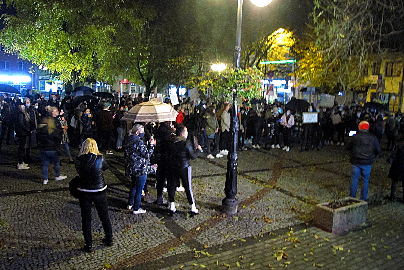 Protestujące łukowianki i łukowianie na Placu Solidarności i Wolności w Łukowie. Fot. PGL