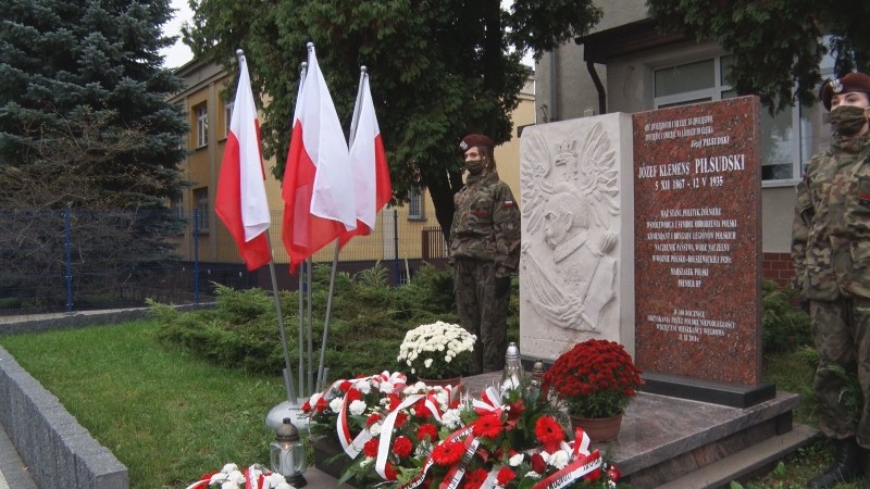 Warta honorowa przy pomniku marszałka Józefa Piłsudskiego w Węgrowie.  fot. Wiesław Gromek