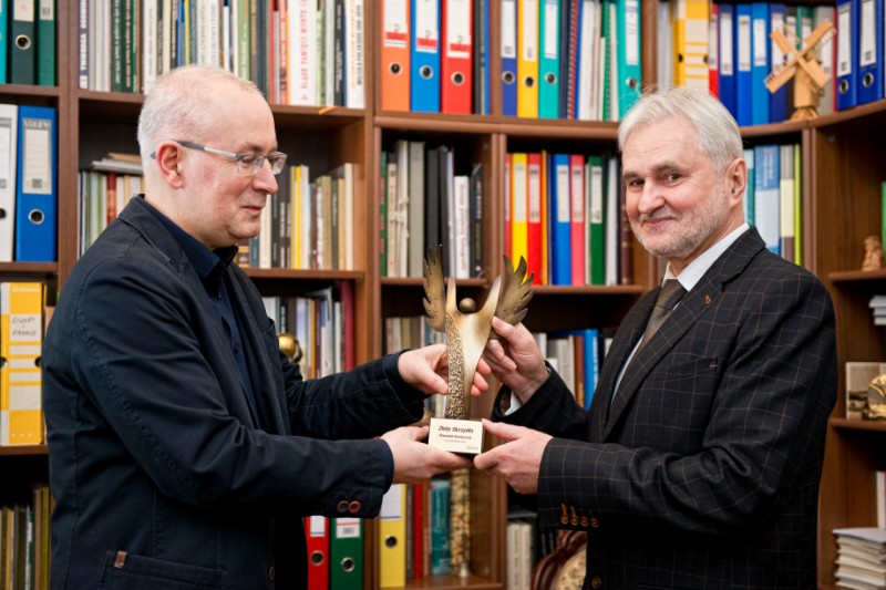 Sławomir Kordaczuk (z prawej) przyjmuje statuetkę z rąk redaktora naczelnego TS Dariusza Kuziaka fot. Aga Król 