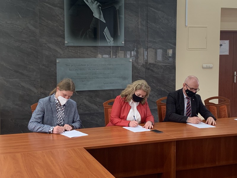 Podpisanie umowy w sali Starostwa w Węgrowie. dot. arch. Starostwa w Węgrowie 