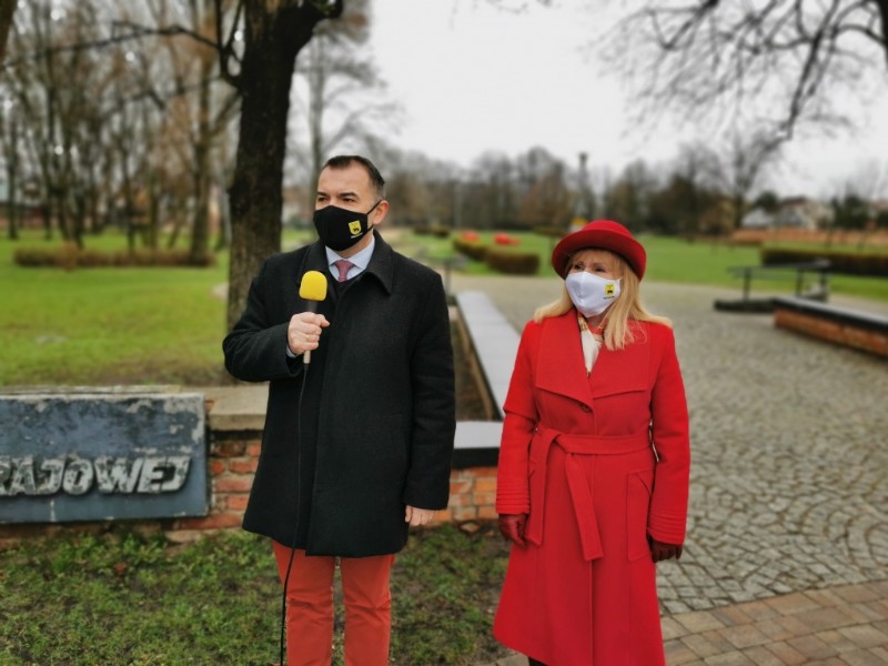 Burmistrz Paweł Marchela i wiceburmistrz Halina Ulińska przed wejściem do Parku Miejskiego. fot. arch. UM w Węgrowie