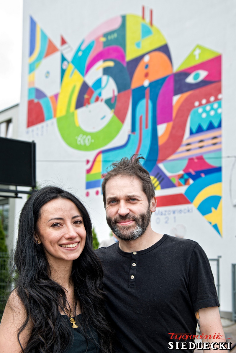 Sara Sierra Rivera i Paweł Ziemicki na tle muralu - fot. Aga Król