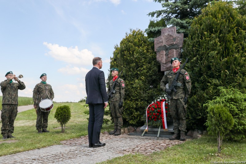 Andrzej Duda przy pomniku. Fot.: Kancelaria Prezydenta RP