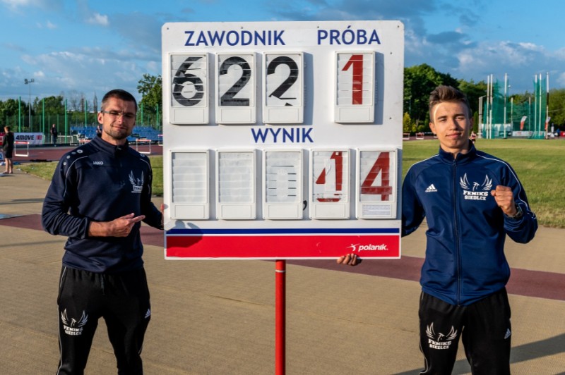 Adam Donacki (po prawej) z trenerem Rafałem Wysockim. Fot. SKS Feniks Siedlce