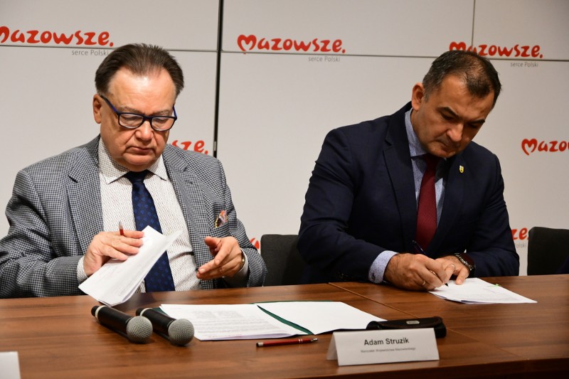 Umowę podpisują: marszałek Adam Struzik i burmistrz Węgrowa Paweł Marchela. fot. arch. UMWM