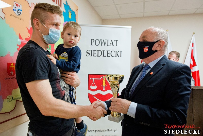 W ubiegłym roku wśród laureatów plebiscytu był kickbokser Gladiatora Siedlce, Mateusz Pasiak, który na uroczystość wręczenia nagród przybył ze swoim synkiem. Fot. Aga Król