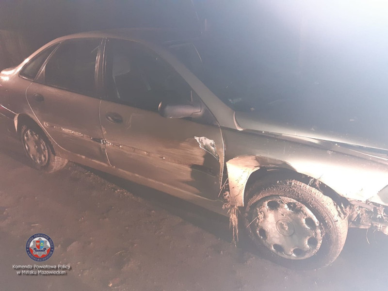 W miejscowości Celinów nietrzeźwy kierujący samochodem uderzył w transformator - fot. KPP Mińsk Maz.