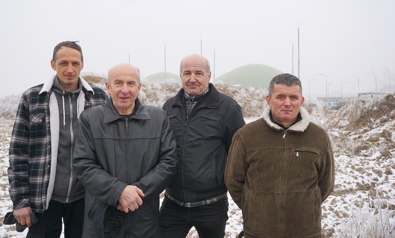 Komitet protestacyjny na tle działki, na której miała powstać inwestycja (od lewej): Maciej Kodym, Mirosław Sopiński, Mieczysław Jaszczur i Krzysztof Jaszczur.