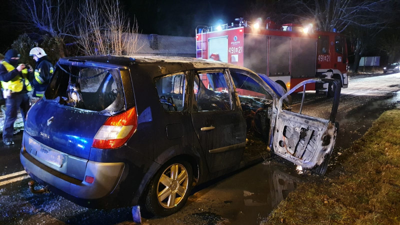 Pożar samochodu w Nowych Hołowczycach - fot. PSP Łosice