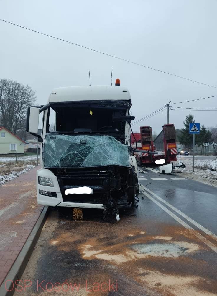 W gminie Kosów Lacki zderzyły się dwa samochody ciężarowe! (fot. OSP Kosów Lacki)