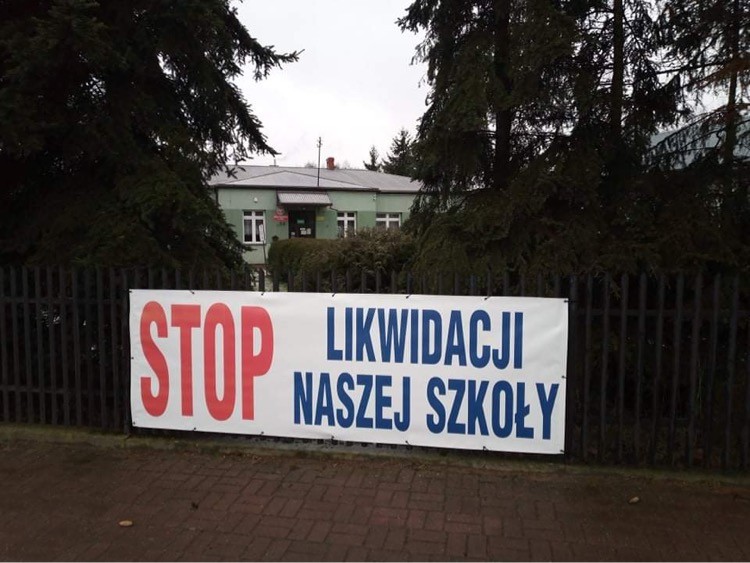 Na ogrodzeniu szkoły w Lipnie zawisł baner